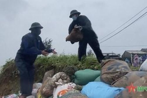 Lũ lên cao tại Quảng Ngãi, hàng trăm nhà dân bị ngập sâu trong nước