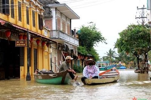 Hội An lại ngập sâu, người dân chèo thuyền trong phố cổ