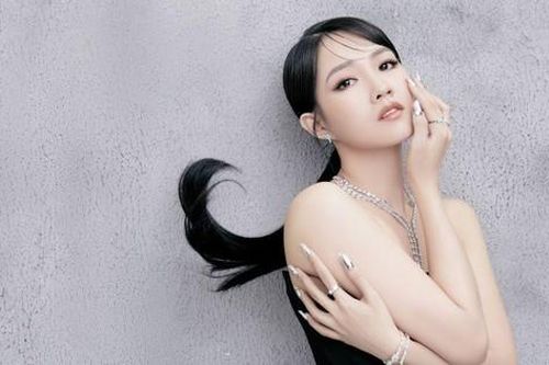 'Hot girl vườn đào ngọt ngào' sau 8 năm bỗng gây 'sốt' với vẻ quyến rũ, gợi cảm 'siêu cấp'