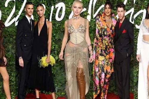 Cậu hai nhà Beckham dẫn bạn gái lên thảm đỏ quy tụ loạt mỹ nhân diện mốt nội y