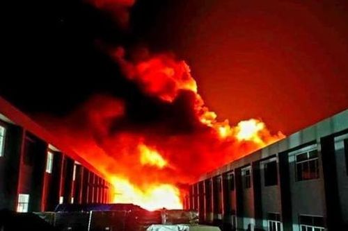 Cháy đỏ rực trời trong KCN Suối Tre, nhà xưởng rộng hàng nghìn mét vuông bị thiêu rụi