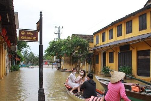 Người dân chèo thuyền giữa phố cổ Hội An