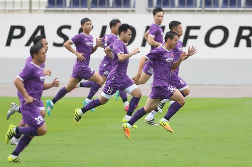 Tuyển Việt Nam luyện công dưới mưa trước ngày đi Singapore