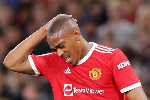 Barca quăng phao cứu Martial khỏi MU