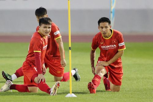 Đỗ Hùng Dũng gặp sự cố, lỡ đường sang Singapore