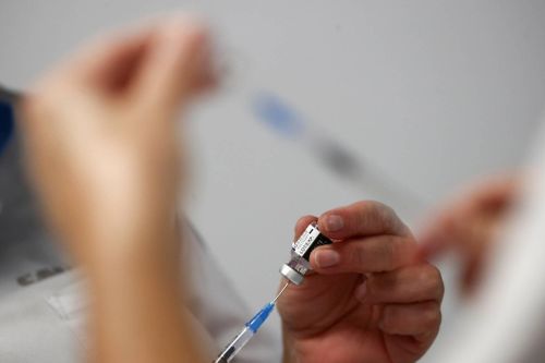 Nhật Bản phát triển vaccine phòng Omicron, Nga nâng cấp Sputnik V