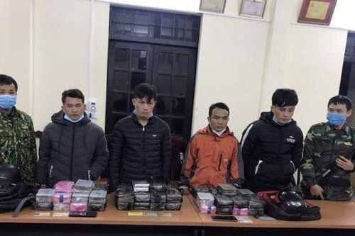 Lào Cai: Bắt giữ 4 đối tượng vận chuyển 100 bánh heroin