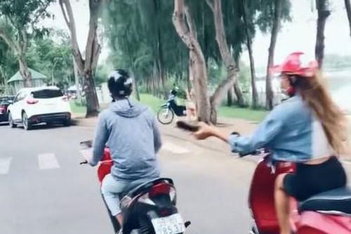 Clip: Đang lái xe trên đường, nam thanh niên bất ngờ bị nữ quái xế cầm guốc phang thẳng vào đầu