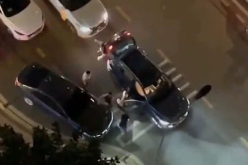 Clip: Nhóm thanh niên hung hăng mở tung cửa xe, đu bám ô tô đòi 'quyết chiến' với tài xế gây náo loạn