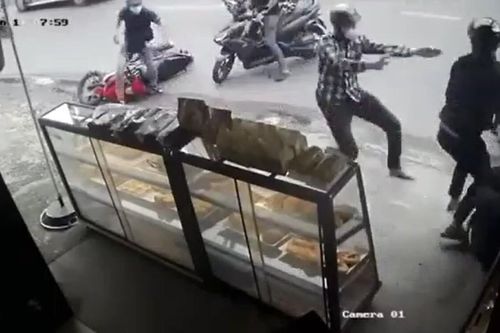 Xôn xao đoạn clip 2 trinh sát bẻ lái chặn đầu xe, lao vào tóm gọn 2 tên cướp như phim hành động