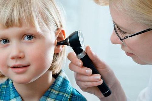 Hối hận vì tự chữa viêm tai giữa cho con