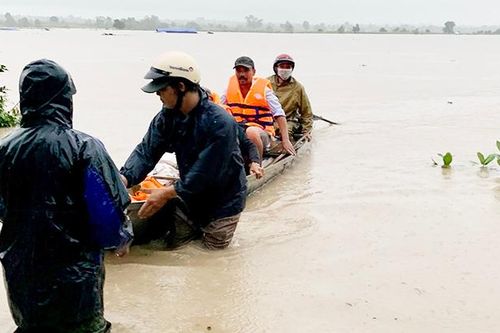 Khẩn trương giải cứu người dân bị mắc kẹt do mưa lũ tại Krông Pa