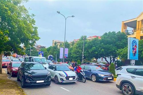 Cấm đỗ xe theo giờ để chống ùn tắc đoạn đường qua Trường Trưng Vương, thành phố Đông Hà