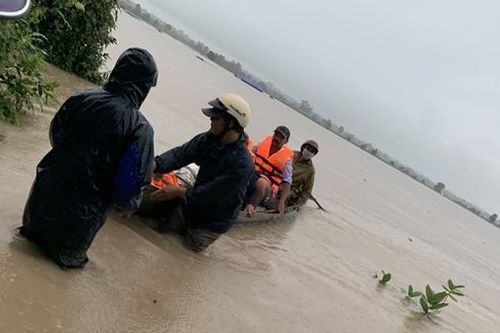 Giải cứu 15 người dân bị lũ dữ cô lập trên sông Ba