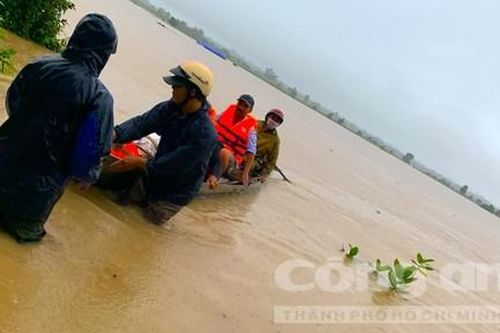 15 nông dân bị nước lũ bao vây giữa sông