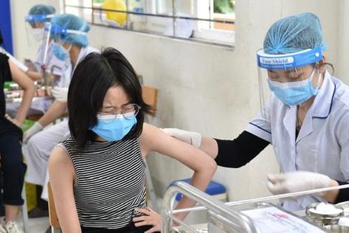 Hà Nội tiêm vaccine COVID-19 cho học sinh lớp 7, 8