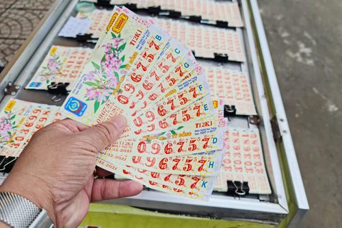 Vé số ở miền Tây ế ẩm, công ty cấp 'thẻ xanh' cho người bán dạo