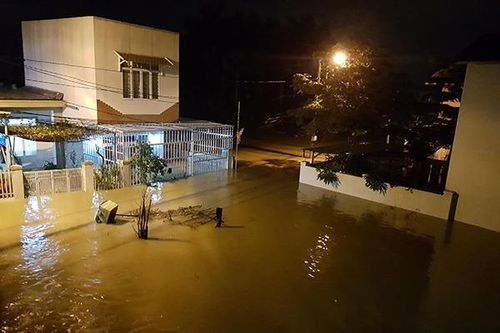 Lũ về trong đêm nhiều khu vực tại TP Nha Trang ngập nặng, người dân bị cô lập