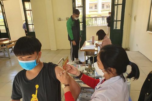 Quận Ba Đình: Lô vaccine phòng Covid-19 tiêm cho học sinh lớp 8 có hạn đến tháng 2/2022