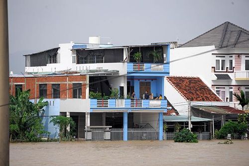 Phú Yên: Nước lũ dâng cao nhiều khu vực tại TP Tuy Hòa chìm trong biển nước