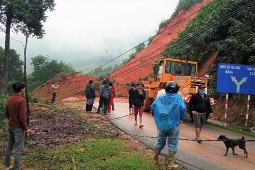 Quảng Nam: Sạt lở đồi, nhiều xã ở vùng cao bị cô lập
