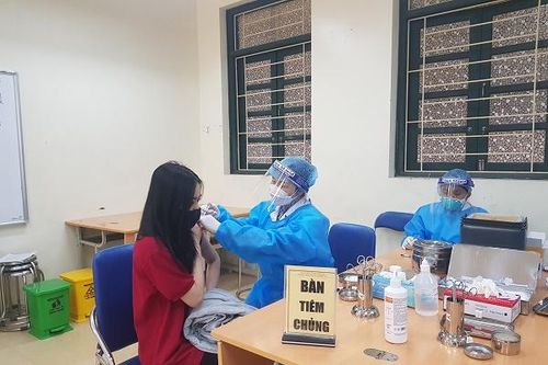 Hà Nội tạm dừng tiêm 2 lô vaccine phòng COVID-19 cho học sinh