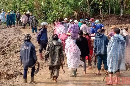 Hàng chục hộ dân ở Quảng Nam ra quân khắc phục sạt lở đất