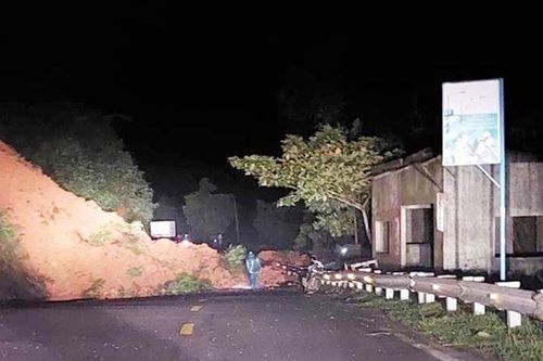 Giao thông lên vùng cao Quảng Nam bị chia cắt do sạt lở đất