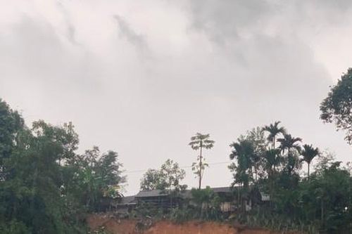 Quảng Ngãi: Sạt lở núi gây nguy hiểm cho 24 hộ dân