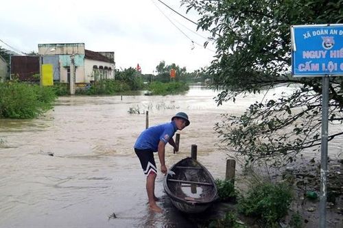 Nhiều tàu thuyền gặp nạn trên biển, số người chết và mất tích do mưa lũ tăng cao