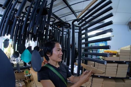 Bỏ làm kỹ sư công nghệ, chàng trai khởi nghiệp thành công với nghề làm chuông gió 'chữa lành'