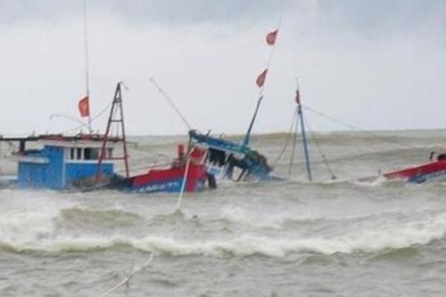 Tàu đánh cá bị chìm, 5 ngư dân mất tích