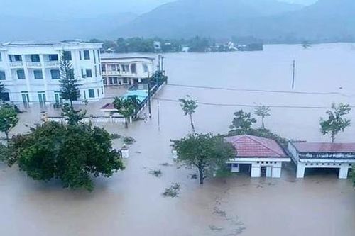 Mưa lớn kéo dài, gần 60.000 ngôi nhà ở miền Trung ngập sâu trong nước