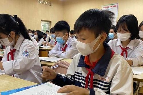 Giáo viên ngoại thành 'mệt phờ' vừa dạy trực tiếp vừa dạy thêm trực tuyến cho học sinh