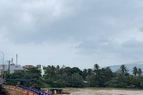 Sà lan đâm gãy ống nước, hàng nghìn hộ dân Nha Trang mất nước sinh hoạt