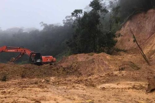 Quốc lộ 27C nối Đà Lạt - Nha Trang liên tục sạt lở, tắc đường, nhiều ô tô phải quay đầu