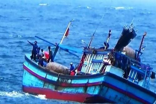 Nhiều tàu cá bị chìm, 12 người chết và mất tích do mưa lũ