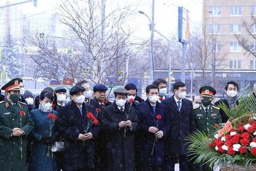 Chủ tịch nước đặt vòng hoa tại Đài tưởng niệm các Chiến sĩ Vô danh