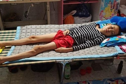 Mắc ung thư hiếm gặp, đứa trẻ thổn thức mong được đến trường