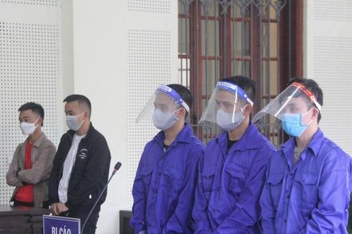 Bể nợ cờ bạc, nhờ đồng đội thuê xe ô tô mang đi cắm