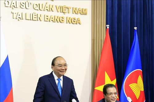 Chủ tịch nước Nguyễn Xuân Phúc gặp mặt cán bộ, nhân viên Đại sứ quán Việt Nam tại Liên bang Nga