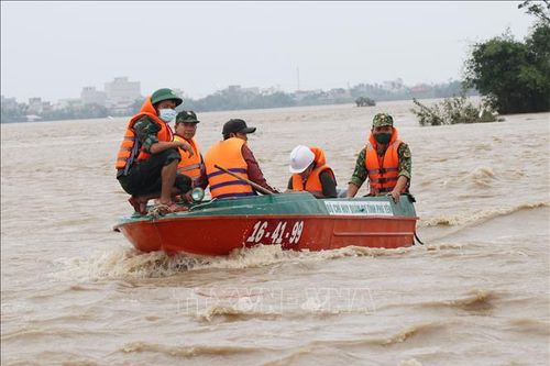 Phú Yên: Cứu hộ thành công 6 người mắc kẹt trên các cồn cát giữa sông Ba