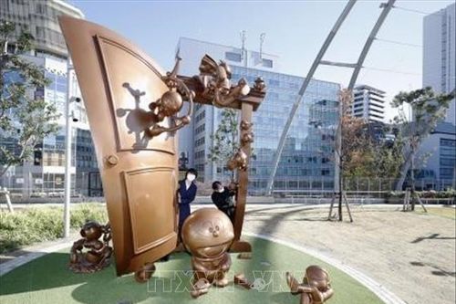 Ra mắt tượng đồng mèo máy Doraemon và cánh cửa thần kỳ