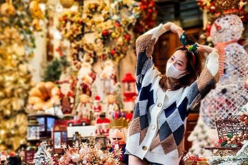 Thiếu nữ Hà Thành xuống phố đón Noel sớm