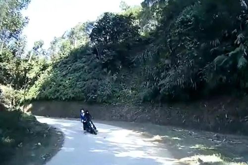 Clip: Vào cua lao thẳng vào đầu xe tải, 2 nam sinh thoát nạn nhờ pha đánh lái xuất thần của tài xế