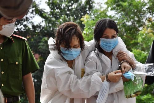 Xét xử phúc thẩm vụ giết người, đổ bêtông phi tang ở Bình Dương: Nữ chủ mưu mệt mỏi, được dìu đến tòa