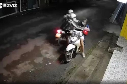 Bị 2 đối tượng áp sát giật điện thoại, phản ứng cực nhanh nhạy của cô gái khiến tất cả ngỡ ngàng