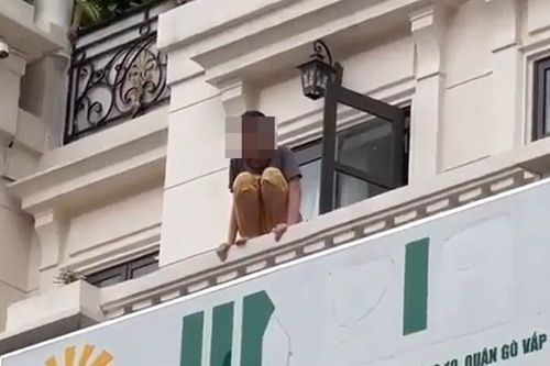 Nghẹt thở theo dõi cảnh giải cứu cô gái ngồi trên ban công khóc nức nở, định nhảy lầu tự tử