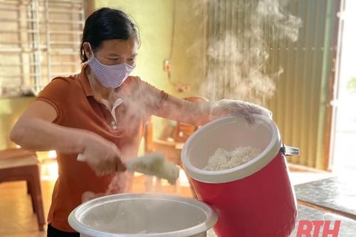 Những suất ăn thiện nguyện trong khu cách ly tập trung