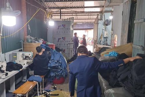 Phát hiện cơ sở gia công gần 2.000 áo khoác giả mạo nhãn hiệu Adidas